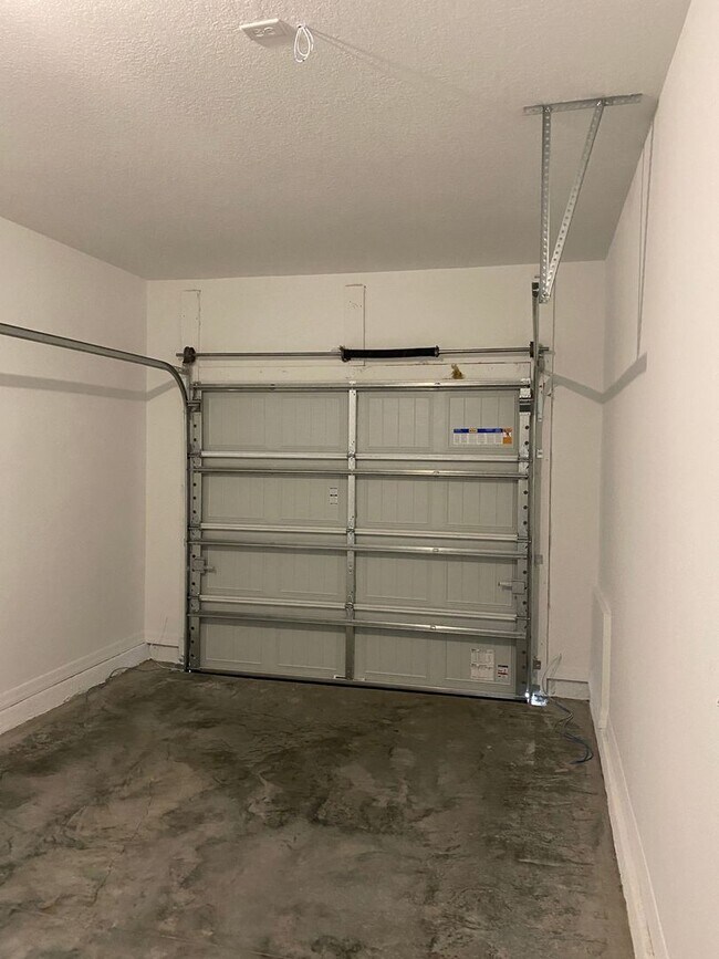 Building Photo - 3 Bedroom 2.5 Bath Townhouse in Davenport ...