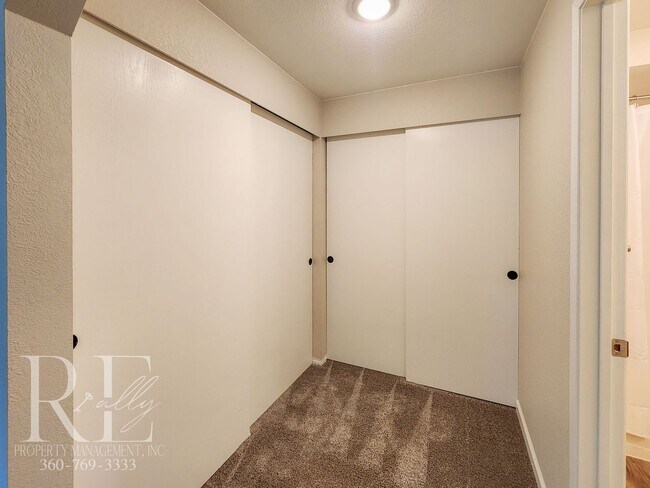 Building Photo - Spacious Tri-Level in East Bremerton | Cor...