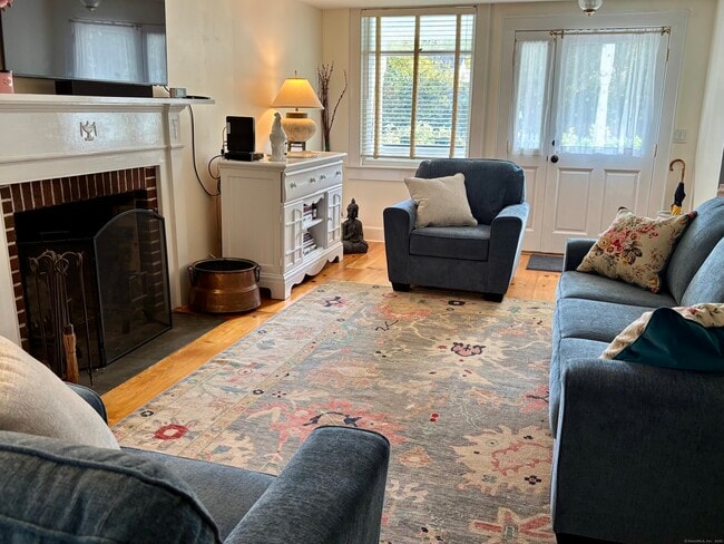 Building Photo - 63 Kings Hwy N