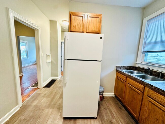Building Photo - Updated 2BR house in Portland with unfinis...