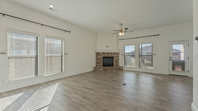 Building Photo - "Charming 3-Bed Oasis with Granite Touches & Cozy Fireplace in Bentonville!"