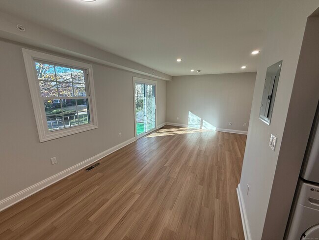 Building Photo - 50 Greenhouse Rd