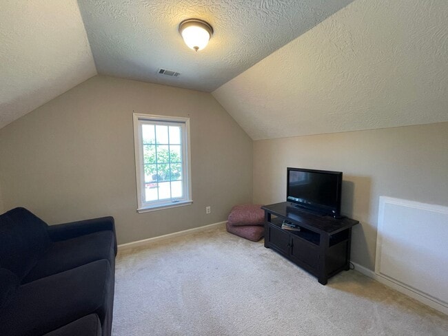Building Photo - Charming 4 bedroom/2.5 bathroom in Tudor Branch!