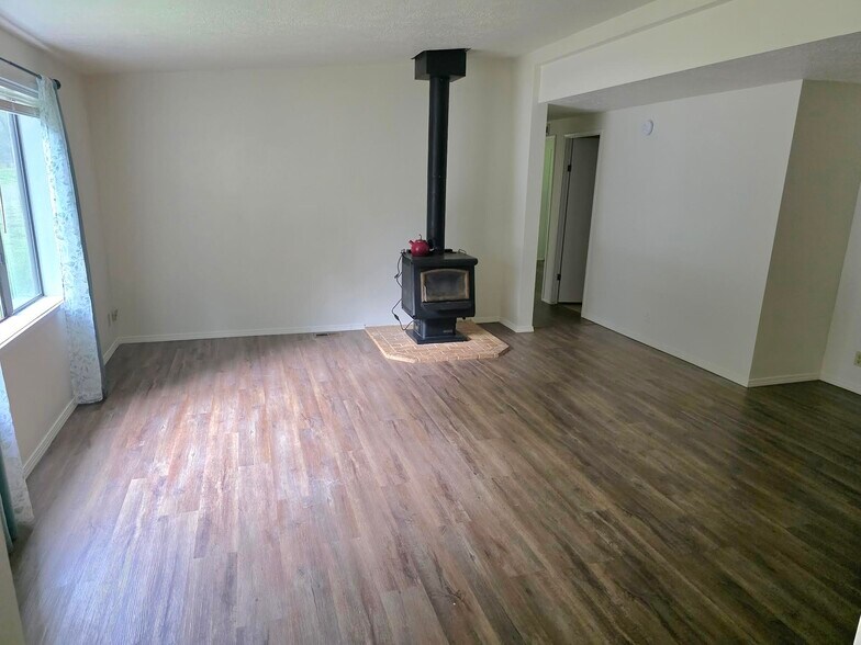 Building Photo - 20835 Valsetz Rd