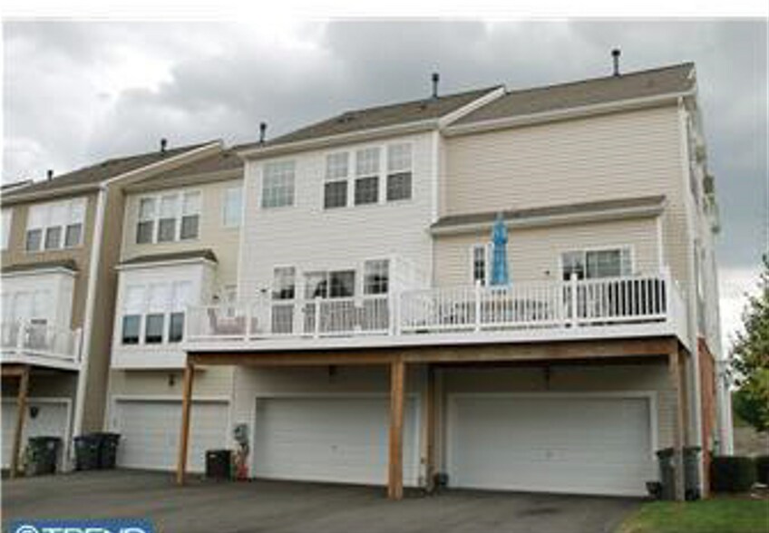 Building Photo - 1932 Cavalier Ln