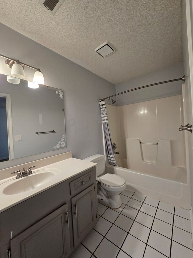 Building Photo - 805 Club Ln