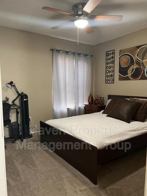 Building Photo - 32 W 7th St