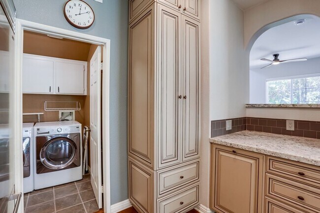 Building Photo - 3 Bedroom Home in Cul De Sac Available Now...