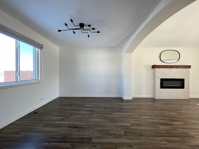 Building Photo - 4-Bedroom Gem in Erie: Modern Luxury, Ideal Space! Available March