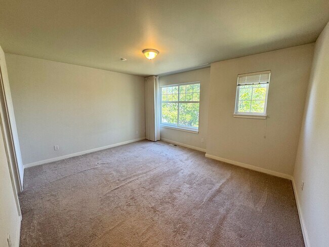 Building Photo - Spacious is Aqua Highlands one bedroom plu...