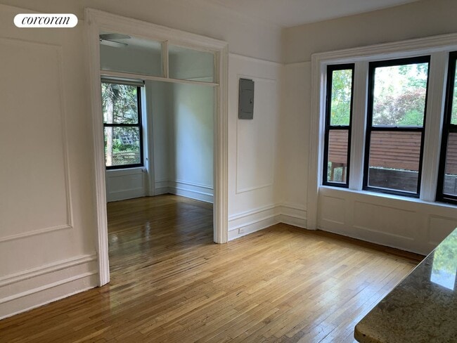Primary Photo - 250 Adelphi St