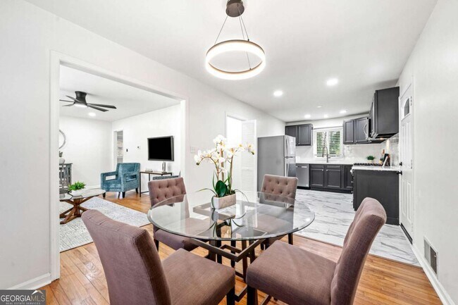 Building Photo - 801 N Evelyn Pl NW