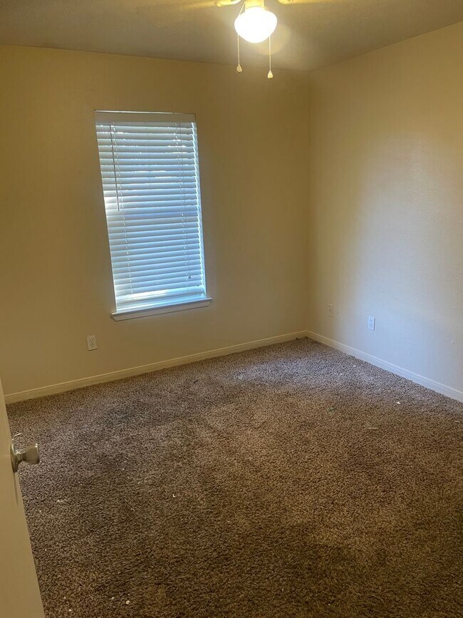 Building Photo - AUGUST PRE-LEASE!  Great 3 bedroom 2 Bathroom Duplex with Small Yard