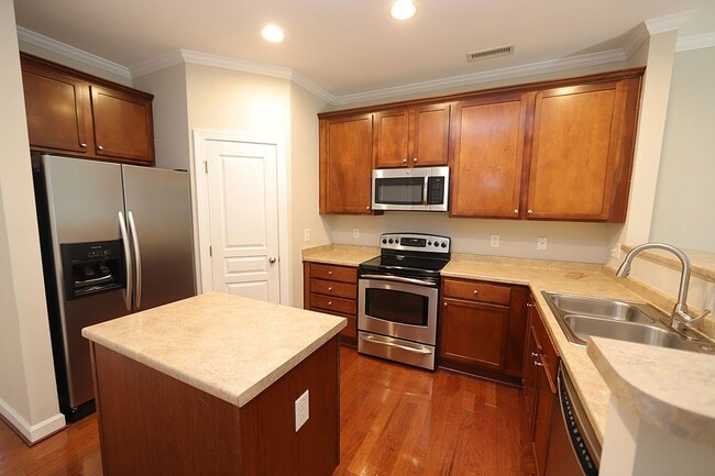 Building Photo - North Raleigh Townhome just off Glenwood Avenue + Ebenezer Church