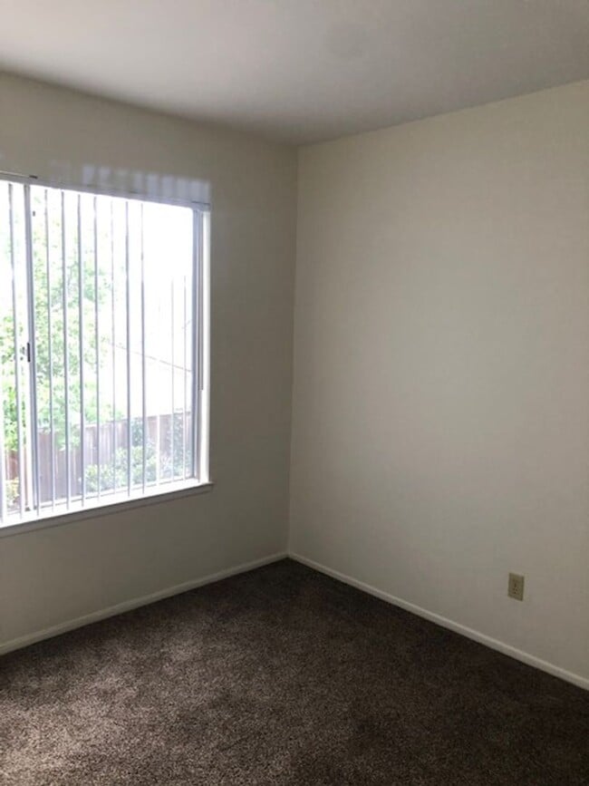 Building Photo - 4 Bed/2.5 Bath  Two Story Home in San Diego