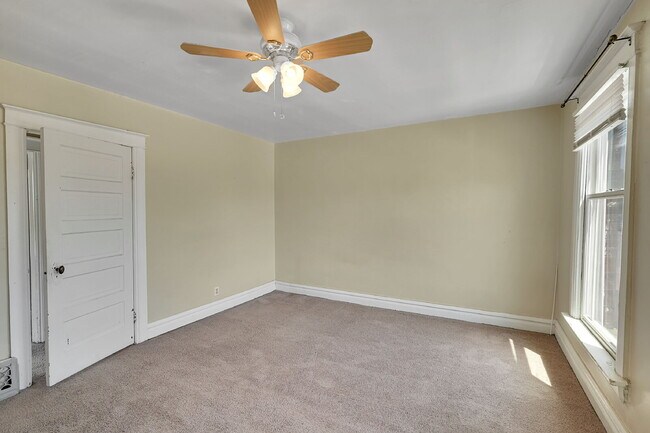 Building Photo - $2,395 - 2 Bed, 2 Bath Townhome in Great D...