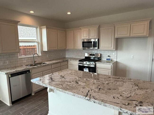 Building Photo - 3505 Cove Real Dr