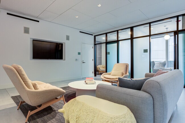 Building Photo - 165 North Des Plaines Street-SI FL12-ID748