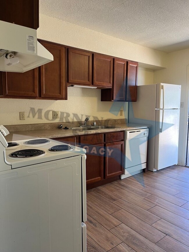 Building Photo - Affordable and convenient! 2 bed, 1 bath with a yard