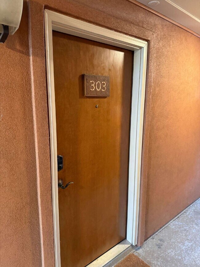 Building Photo - July Availability! Wonderful 1 Bed Condo i...