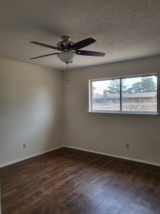Building Photo - 3453 Hollyglen St