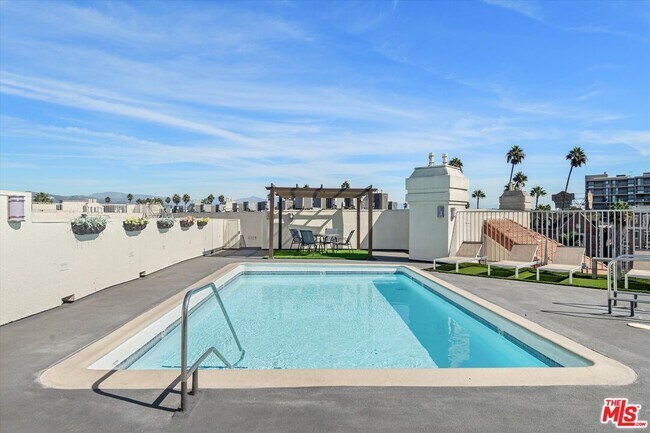 Building Photo - 620 S Gramercy Pl