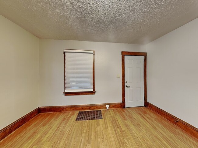 Building Photo - WINTER SPECIAL!! 3 Bedroom, 1 Bathroom Hou...