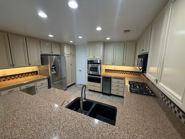 Building Photo - 3-Bedroom Home with Dual Fireplaces, Dual Balconies, and Community Pool in Valencia!