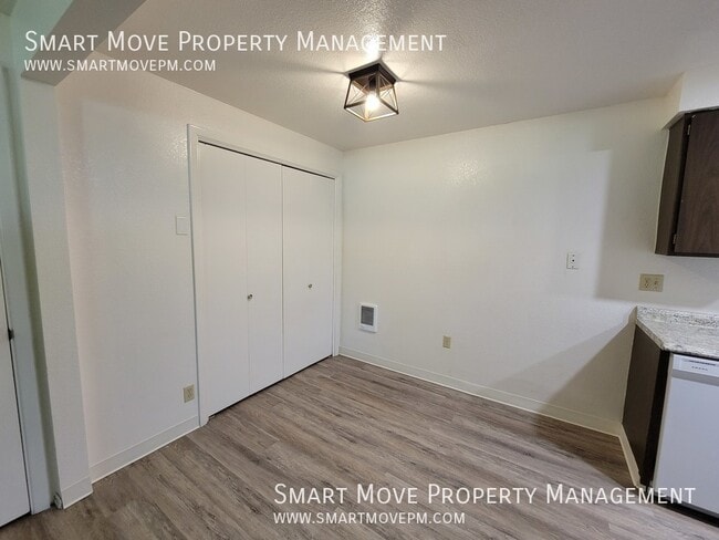 Building Photo - 2565 Targee-