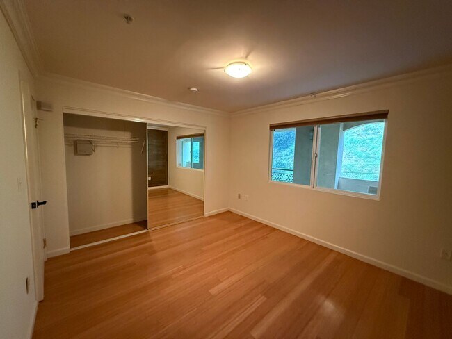 Building Photo - Beautiful Spacious 2 Bedroom/2 Bath Condo