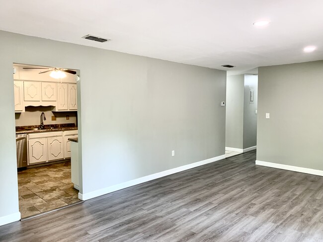Building Photo - 317 Somerset Dr