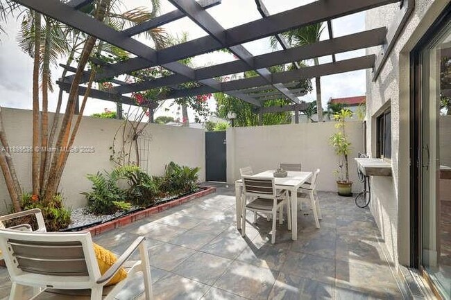 Building Photo - 4732 SW 67th Ave