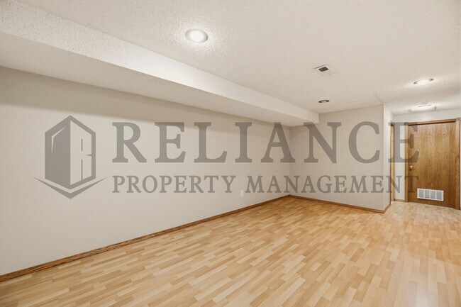 Building Photo - 2770 N Parkridge Ct