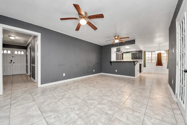 Building Photo - 5001 Glenhaven Dr