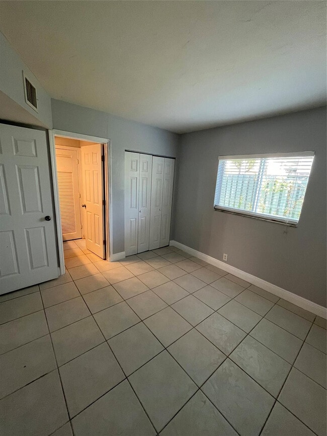 Building Photo - 1311 NE 18th St