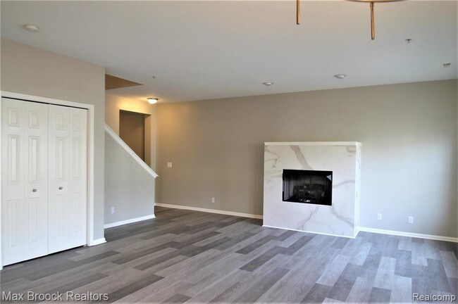 Building Photo - 3243 Camden Dr