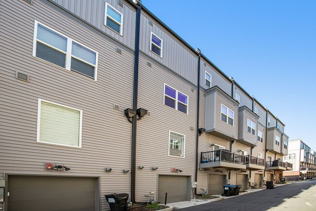 Building Photo - Spacious 4-level Home| 3 bedrooms + Garage parking!