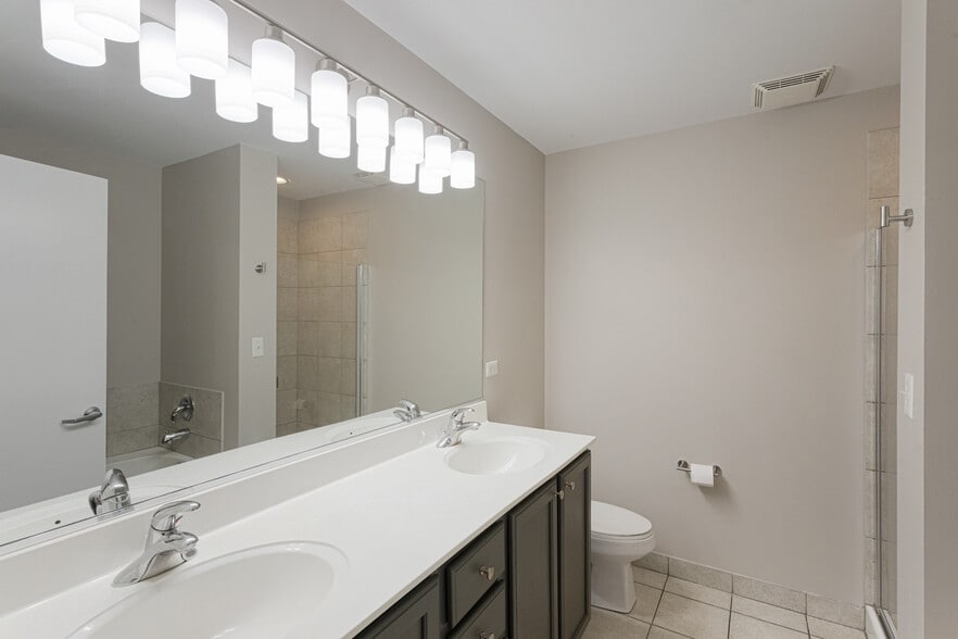 Updated Bathroom - 1717 S Prairie Ave