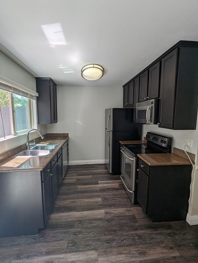 Building Photo - 2 bedroom, 1.5 bathroom Townhome in El Cajon