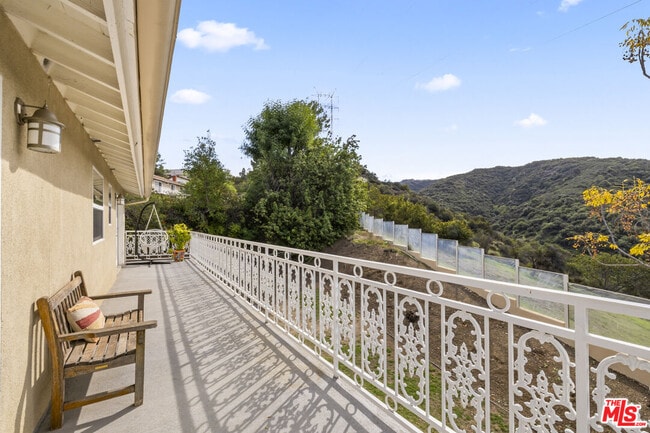 Building Photo - 3804 Vista Linda Dr