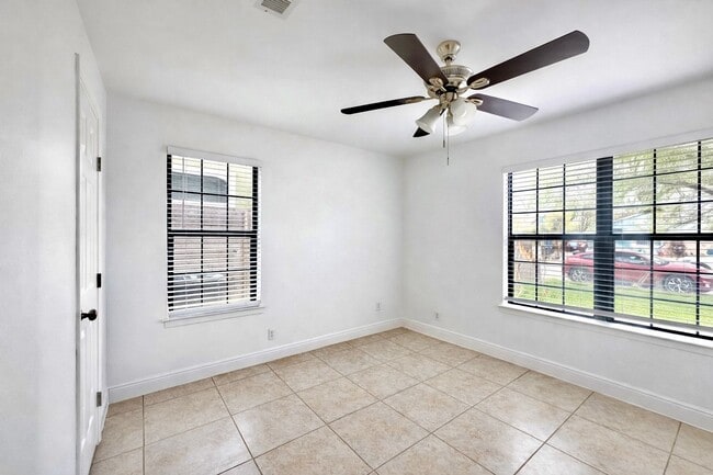 Building Photo - AVAILABE NOW ; APPLY TODAY AT OUR WEBSITE!!