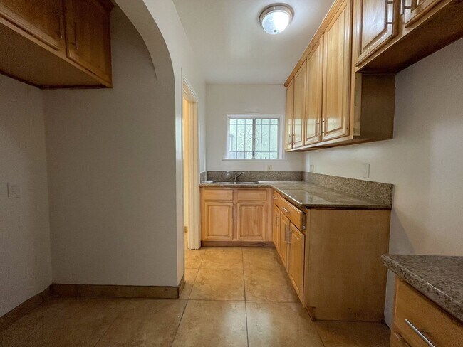 Interior Photo - 1450 W 39th St