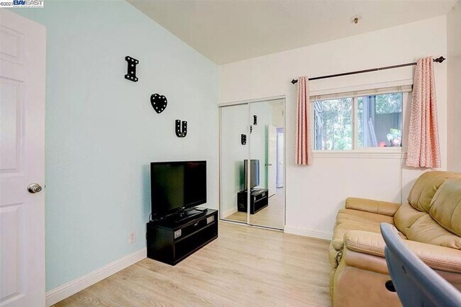 Building Photo - $2990 / 2 BR - GORGEOUS MEADOWBROOK CONDO ...