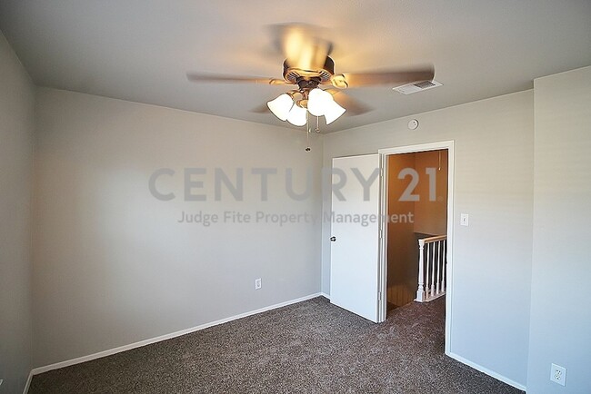 Building Photo - Cute & Clean 2-Story 2/1.5 Townhome in Gar...