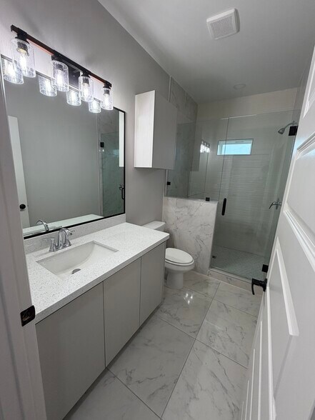 Building Photo - 1004 W 8th St