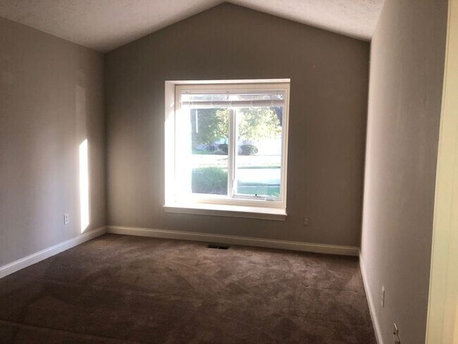 Building Photo - Spacious 3 Bedroom Ranch in Great Carmel L...