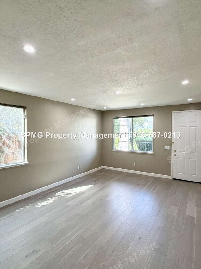 Building Photo - Beautiful 4 Bed / 3 Bath Home in Prime Roseville Location – Across from Park!