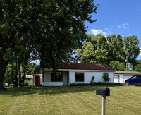 Building Photo - 2 Bedroom, 1 Bathroom House For Rent - Newly Remodeled Kitchen & Bathroom!