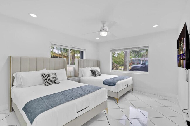 Building Photo - 1712 NE 18th Ave