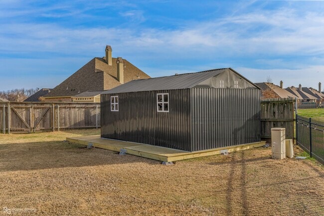 Building Photo - Beautiful 4 bedroom/4 Bathroom Home with a Peaceful Backyard